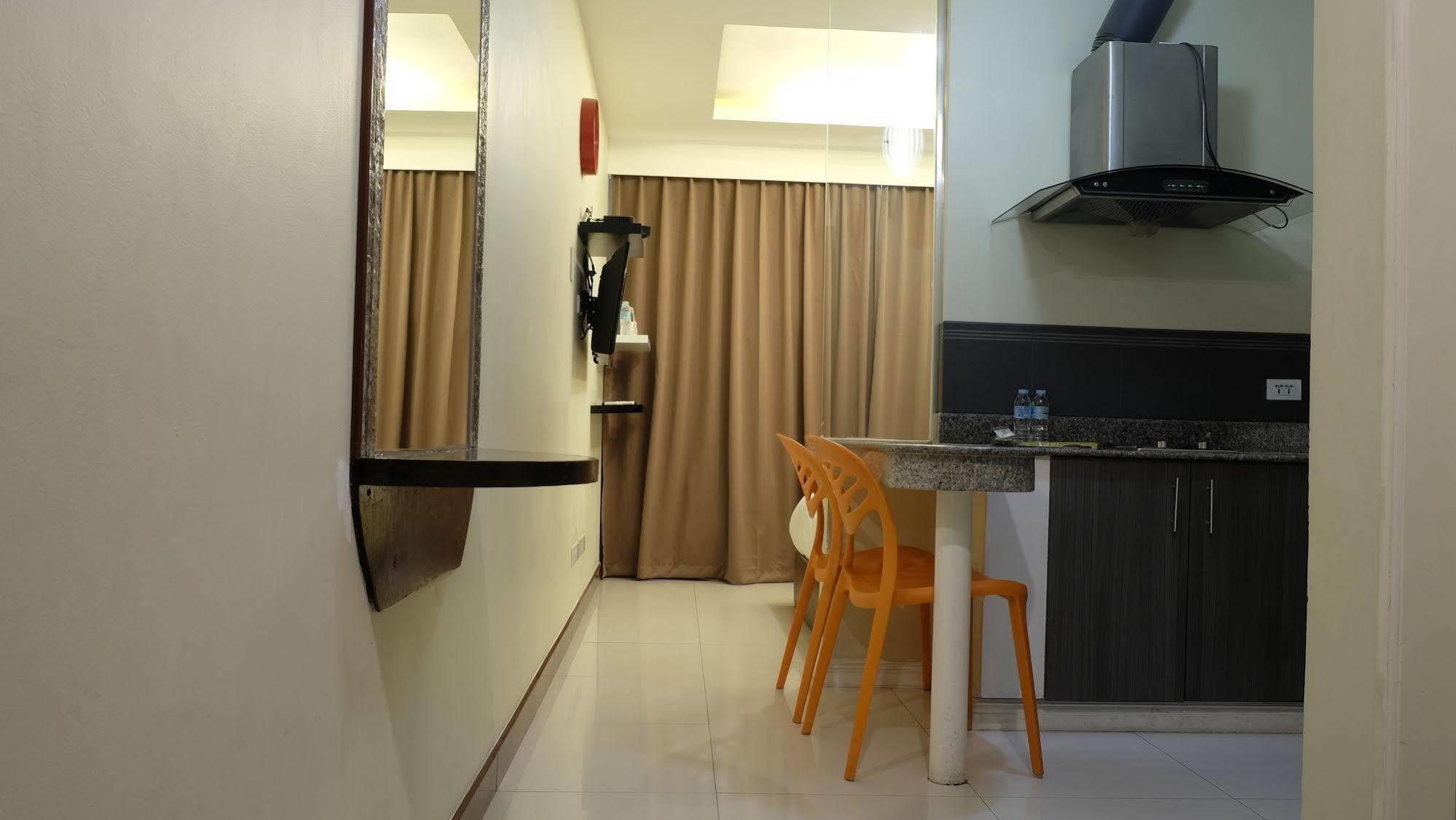Zen Rooms Malate Robinsons Манила Экстерьер фото